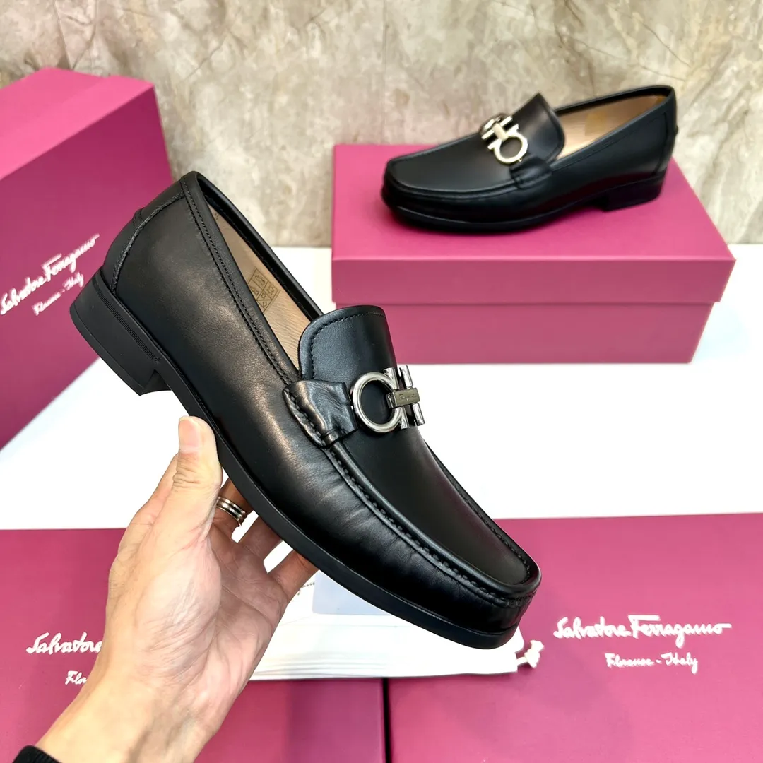 Original quality P780 Brand: Ferragamo Standard size: Men's size 39–44 (38.45 can be customized) Grade: Same style as the official website High-quality men's shoes Material: Customized first-layer calfskin with water-dyed cowhide lining Cowhide tiptoe Original non-slip and wear-resistant rubber outsole Style category: Men's formal business leather shoes are young and fashionable European and American trends British style Casual matching and comfortable feet Color: actual picture